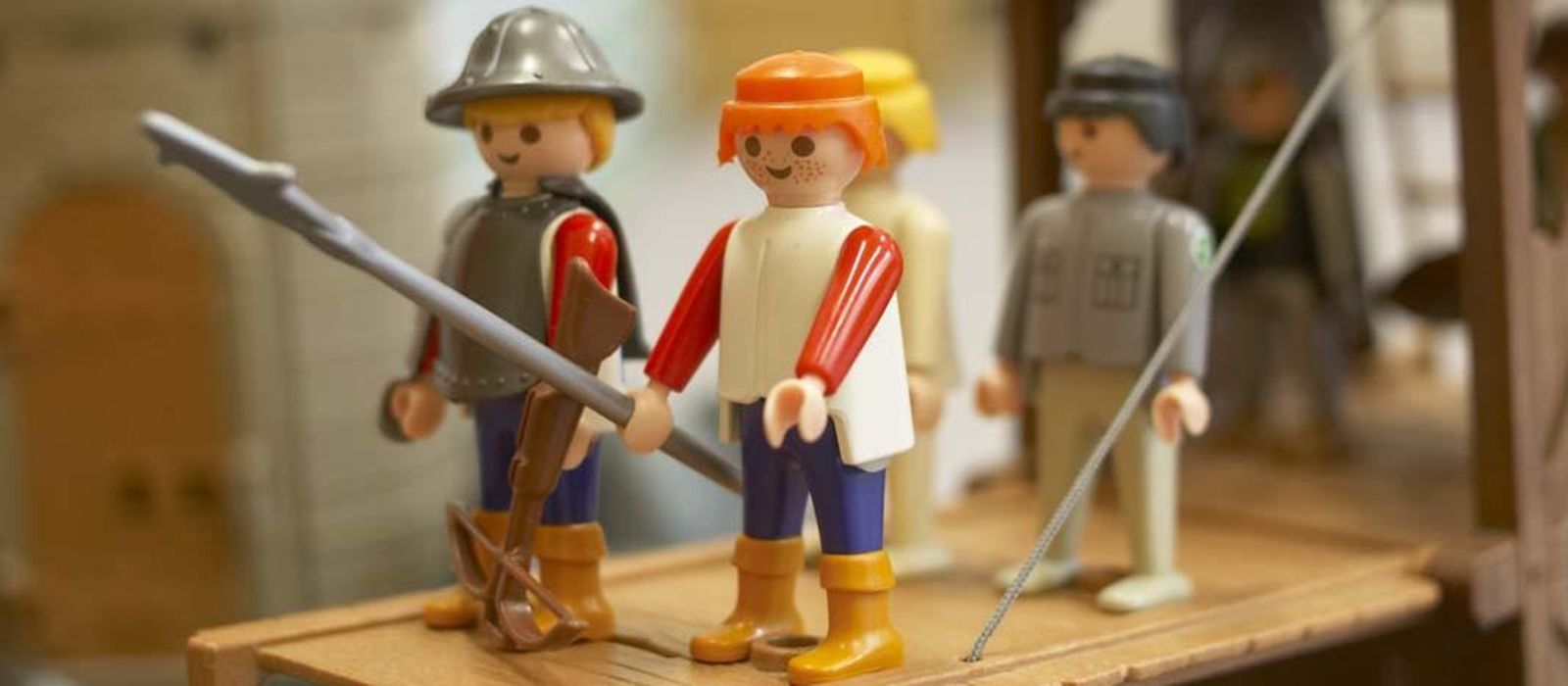 Vier ritterliche Playmobil-Figuren mit Speer und Helm
