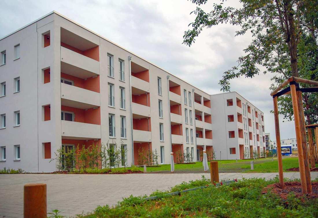 Neue Fassade des neuen Wohnhauses mit 40 modernen Ein-, Zwei- und Dreizimmer-Appartements mit Balkonen in der Nürnberger Züricher Straße