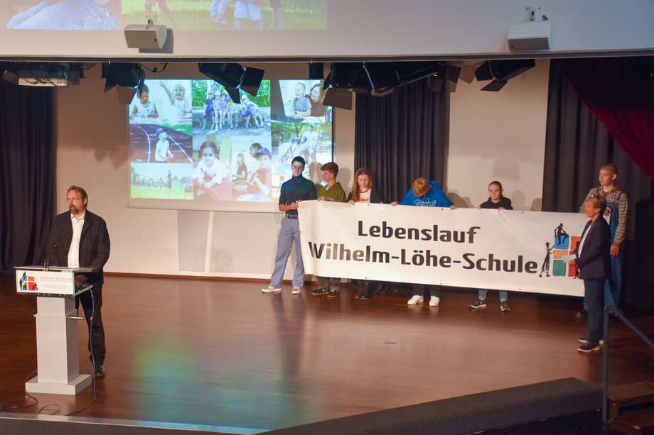 Christian Debebe bedankt sich bei den Schüler*innen und Organisatoren*innen der Wilhelm-Löhe-Schule