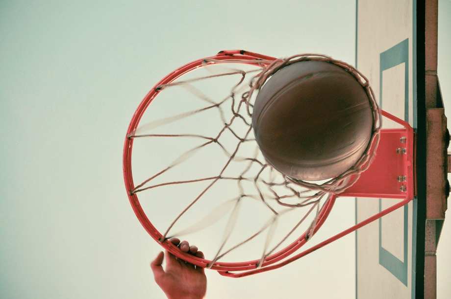 Basketball im Korb