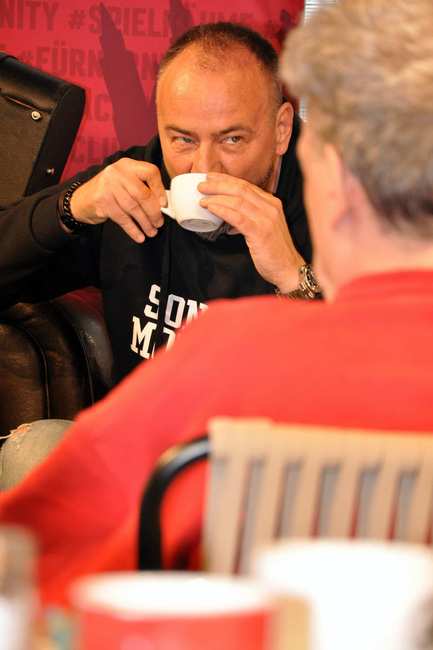 Thomas Ziemer, Ex-Profi des FCN, trinkt aus einer Kaffeetasse.