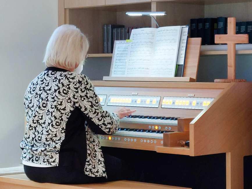 Die Pianistin Martha Lücking spielt die neue Orgel bei deren Einweihung im Karl-Heller-Stift