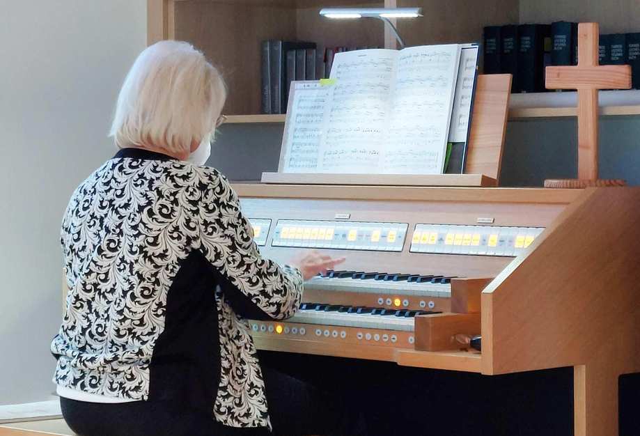 Die Pianistin Martha Lücking spielt die neue Orgel bei deren Einweihung im Karl-Heller-Stift