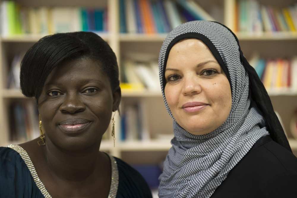 Portrait von zwei Frauen mit multikulturellem Hintergrund.