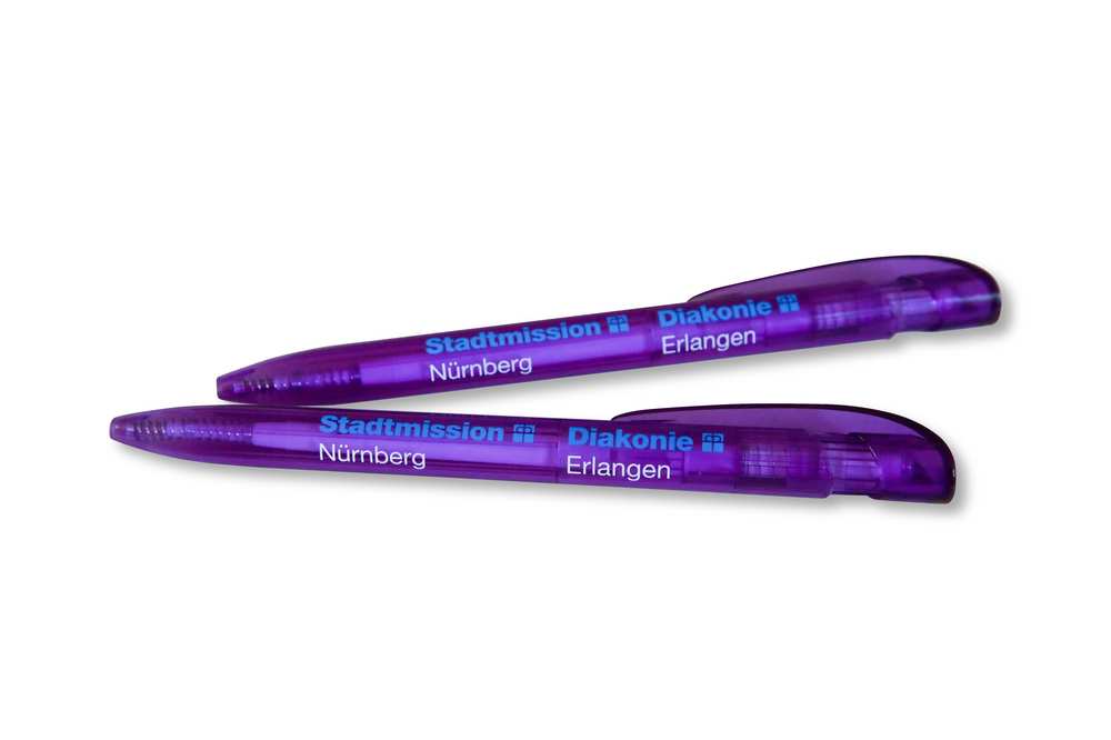 Zwei lila Kugelschreiber mit aufgedruckten Logos
